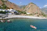 Agia Roumeli playa de guijarros a nadar al final del sendero garganta de Samaria, Creta.