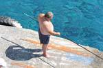 Agia Roumeli-pescador en el muelle, Creta.