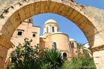 Opinión de la iglesia de debajo de un arco, Agia Triada Monasterio Tzagarolon, Creta.