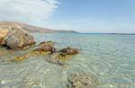 Los colores de las rocas en el agua clara, Elafonissi, Creta.