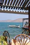Pies del restaurante en el agua, Elounda, Creta.