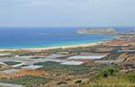 Vistas a la playa e invernaderos, Falassarna, Creta.