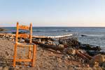 Silla sola en la madera a la deriva playa, Frangokastello, Creta.