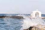 Rompiendo las olas en el camino a Saint-Nicolas, Georgioupolis, Creta.