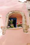 Geranios en ventana Hania (Chania), Creta.