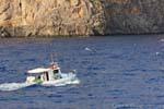 Pesca barco navegando a lo largo de un acantilado Hora Sfakion, Creta.