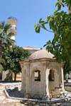Tribunal de la antigua mezquita con fuente y minarete, Ierapetra, Creta.