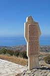 Los nombres de las víctimas de una estatua dedicada a la matanza y el sacrificio de Amiras Viannites, Creta.
