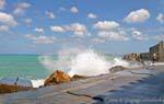 Olas rompiendo cerca de la Rocca a Mare, Iraklio, Creta.