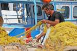 Pescador limpiando sus redes, Heraklion, Creta.
