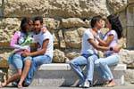 Los amantes que SMOOCH en los bancos públicos, Iráklio (Heraklion), Creta.