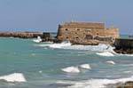 Las olas de la fuerza contra los cimientos de la fortaleza de Rocca al Mare o Koules, Heraklion, Creta.