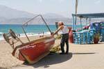 Cretenses y su barco antes de la playa Kalamaki, al sur de Tymbaki, Creta.