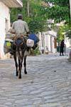 La vida cotidiana en una calle del pueblo, Oropedio Lassithiou, Creta.