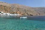 La transparencia del agua en las montañas al fondo, Loutro, Creta.