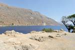 Tierra seca, roca pelada y mar en el extranjero Loutro, Creta.