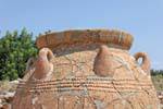 Solar déco en un pithos utiliza para almacenar productos agrícolas no perecederos, Malia, Creta.