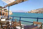 La entrada al puerto natural desde la terraza de una taberna, Matala, Creta.