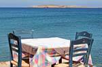 Tabla en la orilla del mar a la playa Chiona Palekastro, Creta.