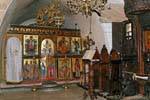 Pequeña nave de la pared de la iglesia con los iconos bizantinos, Moni Toplou, Creta.