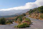 Horquilla una carretera de montaña por encima de Plakias, Creta.
