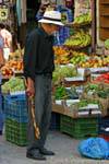 Caña de Creta frente a un puesto de frutas y verduras, Rethymnon, Creta.