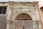 Puerta Rethymnon Calle Klidi con enjutas decoradas, Creta.