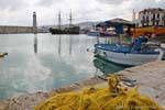 Rethymnon, red de pesca y barco turístico en el puerto viejo, Creta.