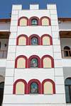 Edificio Spili con imágenes religiosas en frente de Agios Raphail, en el obispado, Creta.