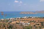 Spinalonga Plaka, vista Mavrikiano de la bahía y la isla de Kalidonia, Creta.