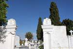 Cráneos en la entrada italiana del cementerio, Vori, Creta.