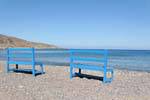 Kato Zakros, bancos de madera instalados allí para admirar el mar infinito, Creta.
