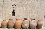 Zaros Monasterio Vrontissi, tarros de alineación o pithoi, Creta.