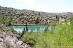 Zaros, otra vista del embalse en Volomos, cipreses y olivos, Creta.