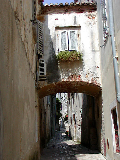 Ruelle medieval, Krk, Croacia