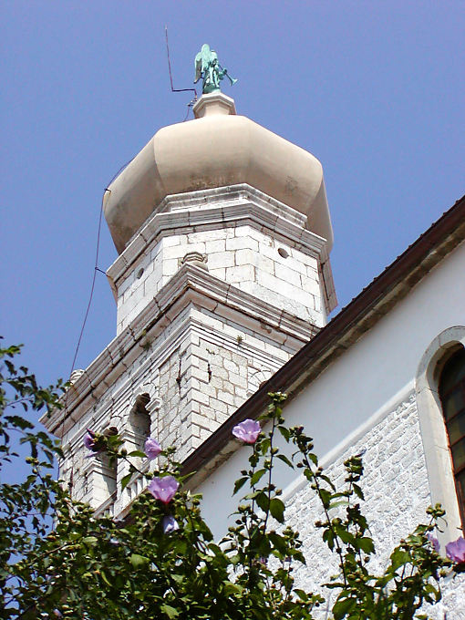 Cúpula de la iglesia del pueblo de Krk, Croacia