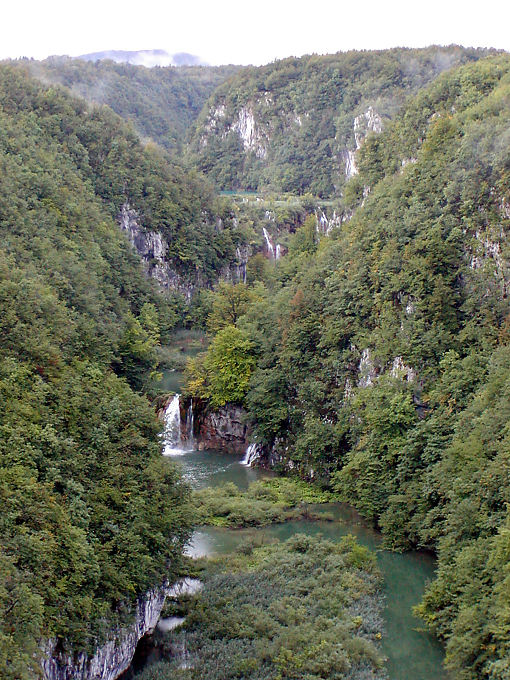 A raíz de las cascadas en el desfiladero entre los lagos, de Plitvice, Croacia
