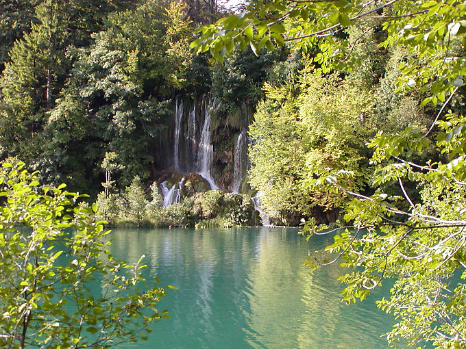 Pequeñas cascadas hacia la entrada del parque, Plitvice, Croacia