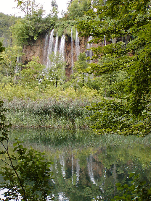Plitvice cascadas reflexiones cerca de Lago Gradinsko, Croacia