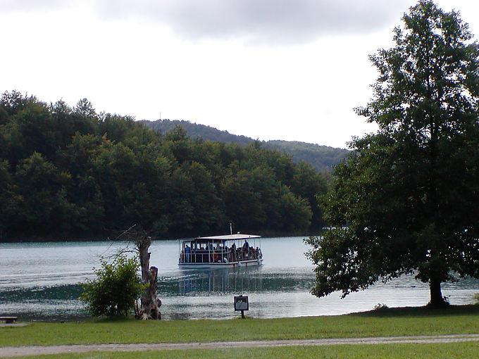 Barco eléctrico para cruzar el lago Kozjak, Plitvice, Croacia