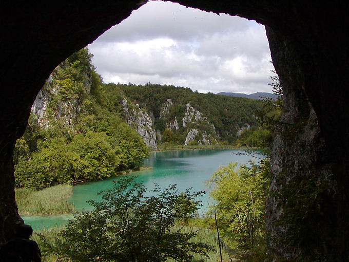 Pequeño lago visto desde la entrada de la cueva Supljara, Plitvice, Croacia