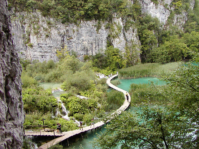 Con vistas a los lagos y ruta de senderismo a lo largo del cañón de los lagos de Plitvice inferiores,, Croacia
