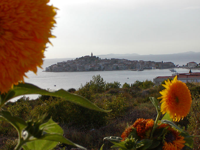 Primošten, con vistas a la península, Croacia
