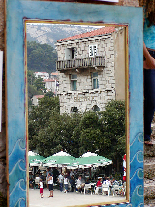 Espejo que refleja un punto de Rab, Croacia