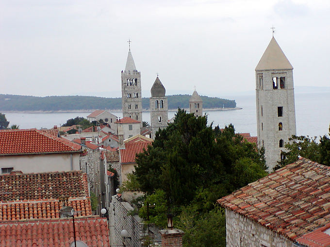 Las torres de la ciudad, isla de Rab, Croacia