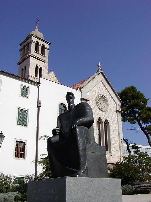 Estatua delante de la iglesia y el convento de San Francisco, Šibenik, Croacia