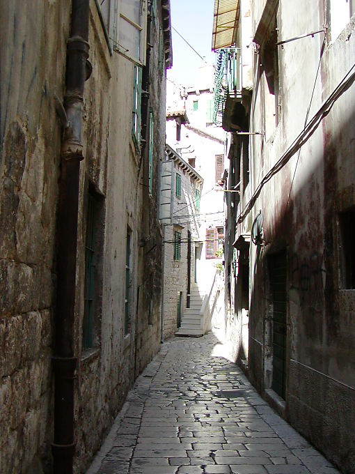 Las calles empedradas en el centro, Sibenik, Croacia