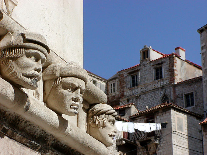 Cabezas talladas en la catedral de Saint-Jacques en Sibenik, Croacia