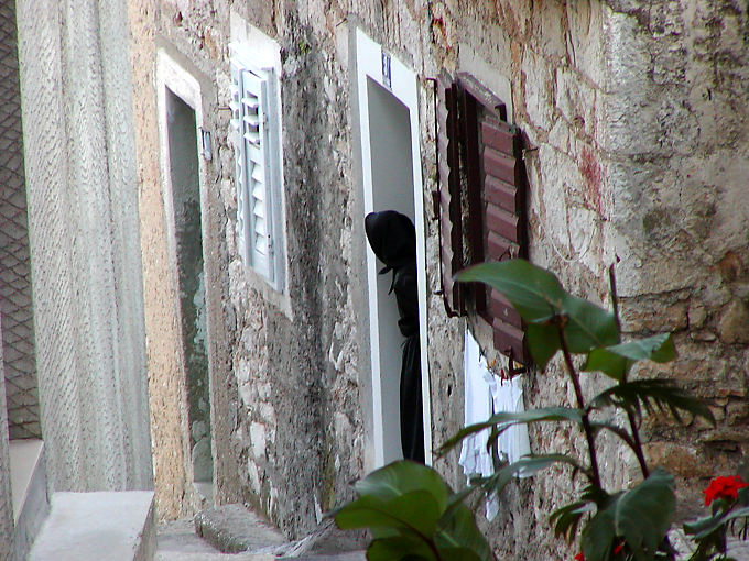 El viejo negro croata en su puerta, Sibenik, Croacia