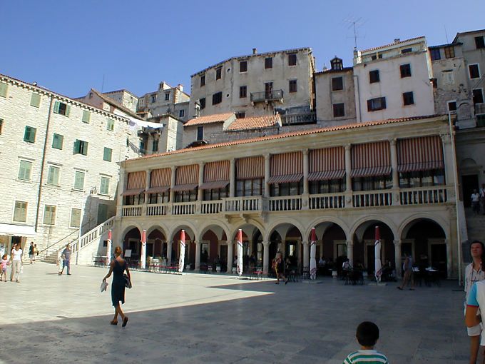 Plaza porticada central detrás de la catedral, Šibenik, Croacia